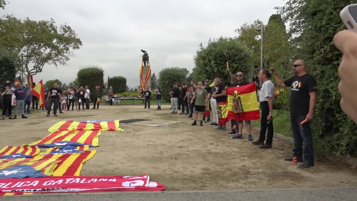 España: Manifestantes fascistas queman banderas catalanas en Barcelona