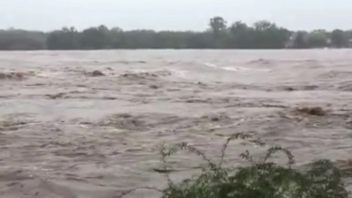 EE.UU.: Las inundaciones se llevan por delante un río en Texas