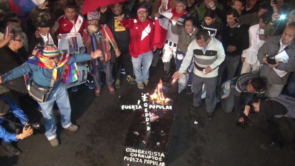 Perú: La policía utiliza gases lacrimógenos contra los manifestantes que protestaban contra el clan Fujimori