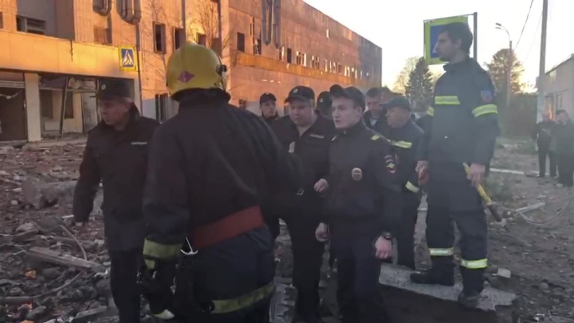 Rusia: EMERCOM busca entre los escombros tras la explosión de una fábrica de fuegos artificiales en la región de Leningrado