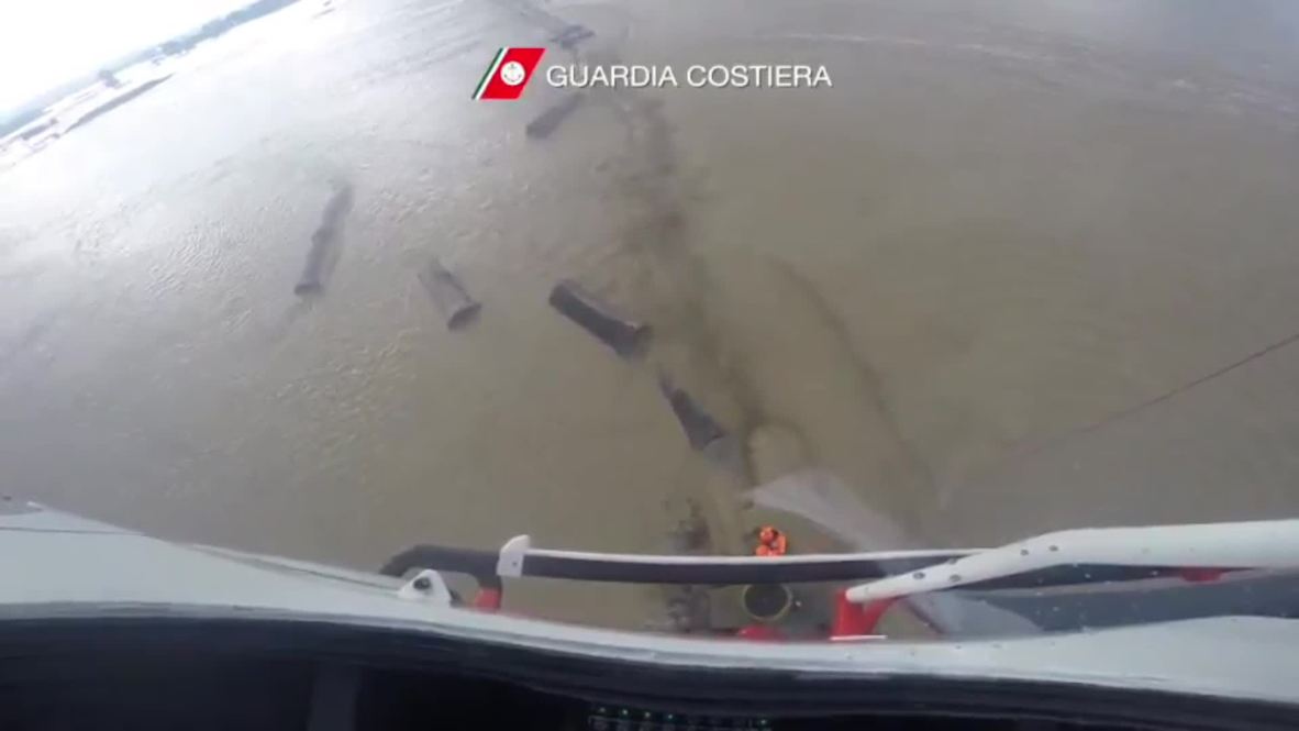Italia: Vea el dramático rescate en helicóptero de un hombre atrapado en un tejado en Sicilia