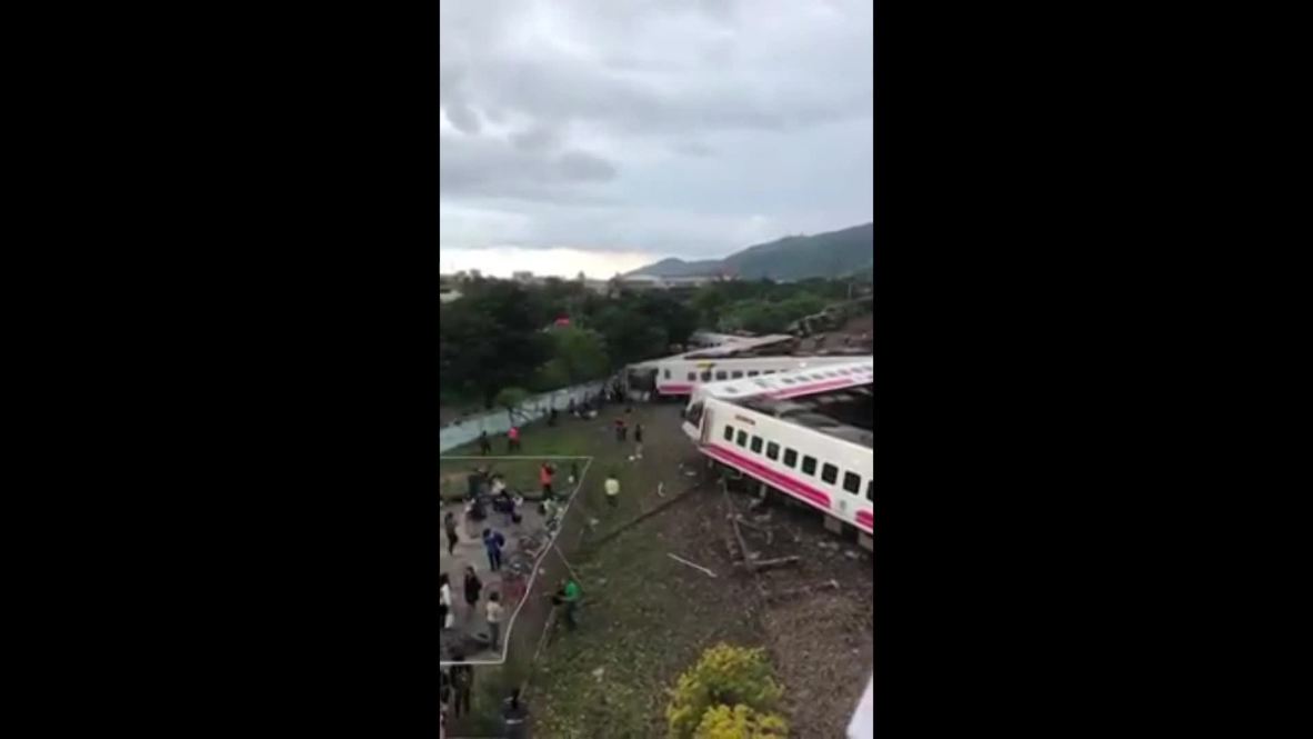 Taiwán: Continúan las operaciones de rescate tras el descarrilamiento de un tren de pasajeros que ha matado a al menos 22 personas