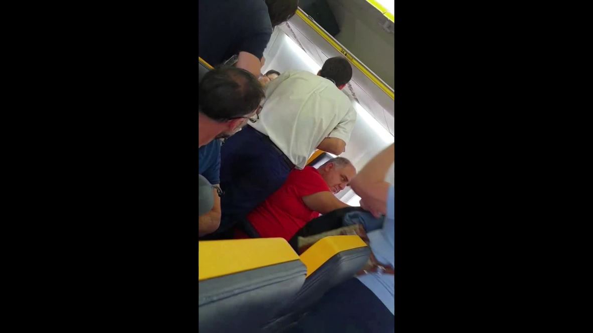 Spain: Racial abuse passenger on Ryanair flight keeps his seat