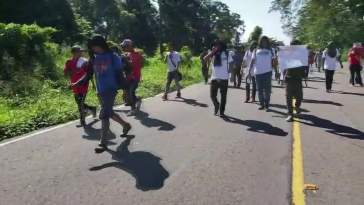 México: Miles de migrantes marchan por Tapachula mientras continúan su viaje hacia EE.UU. huyendo de la violencia y la pobreza