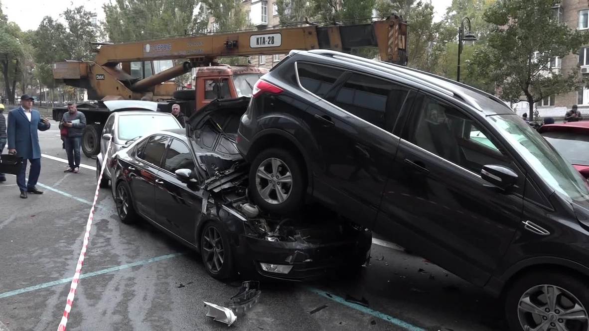 Ukraine: Crane rams 19 cars in Kiev