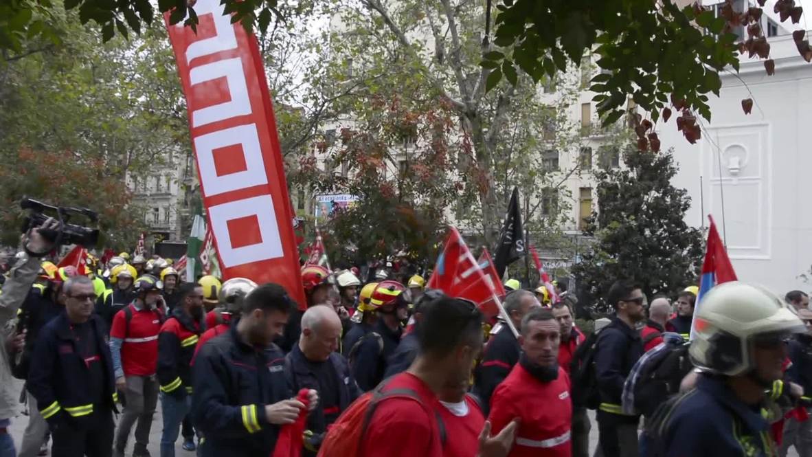 España: Bomberos marchan para exigir mejores condiciones de trabajo