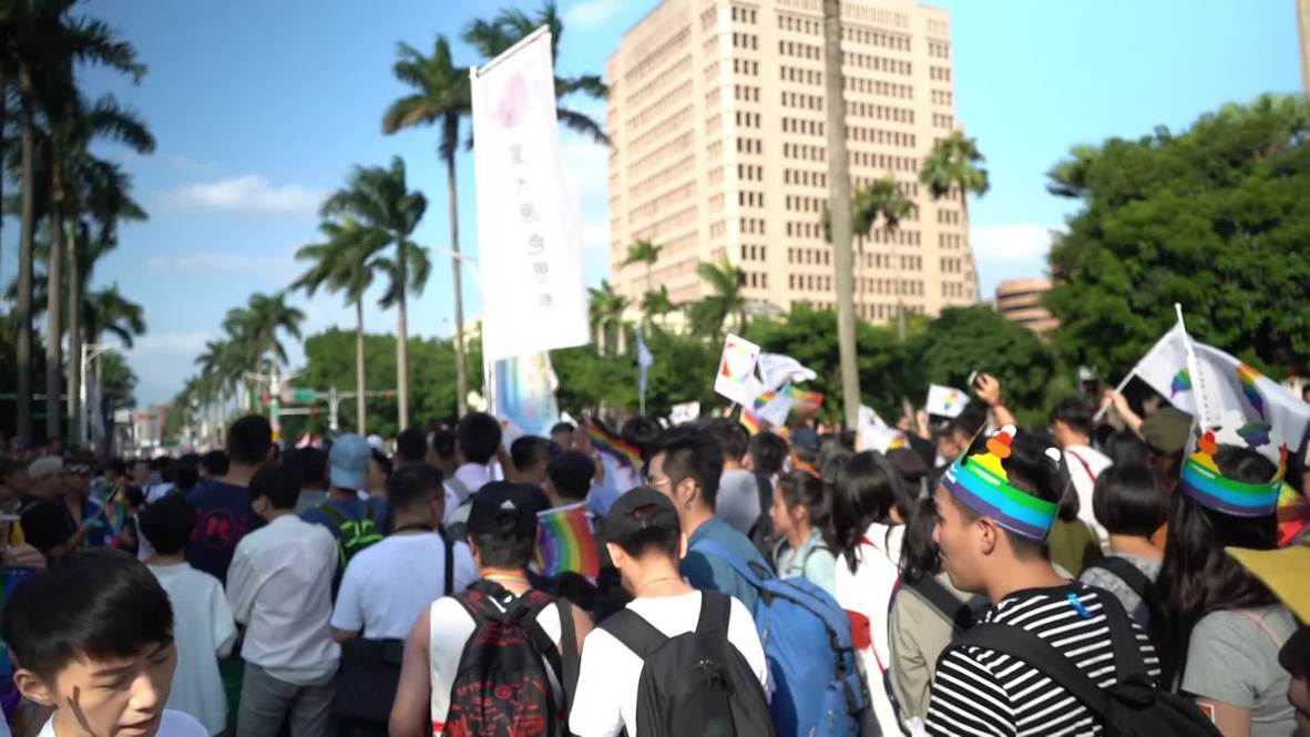 Taiwan: Thousands attend gay pride parade ahead of referendum vote