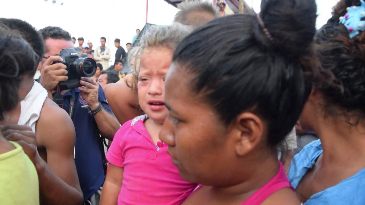 Mexico: Migrants rush vehicles bringing supplies from nearby town
