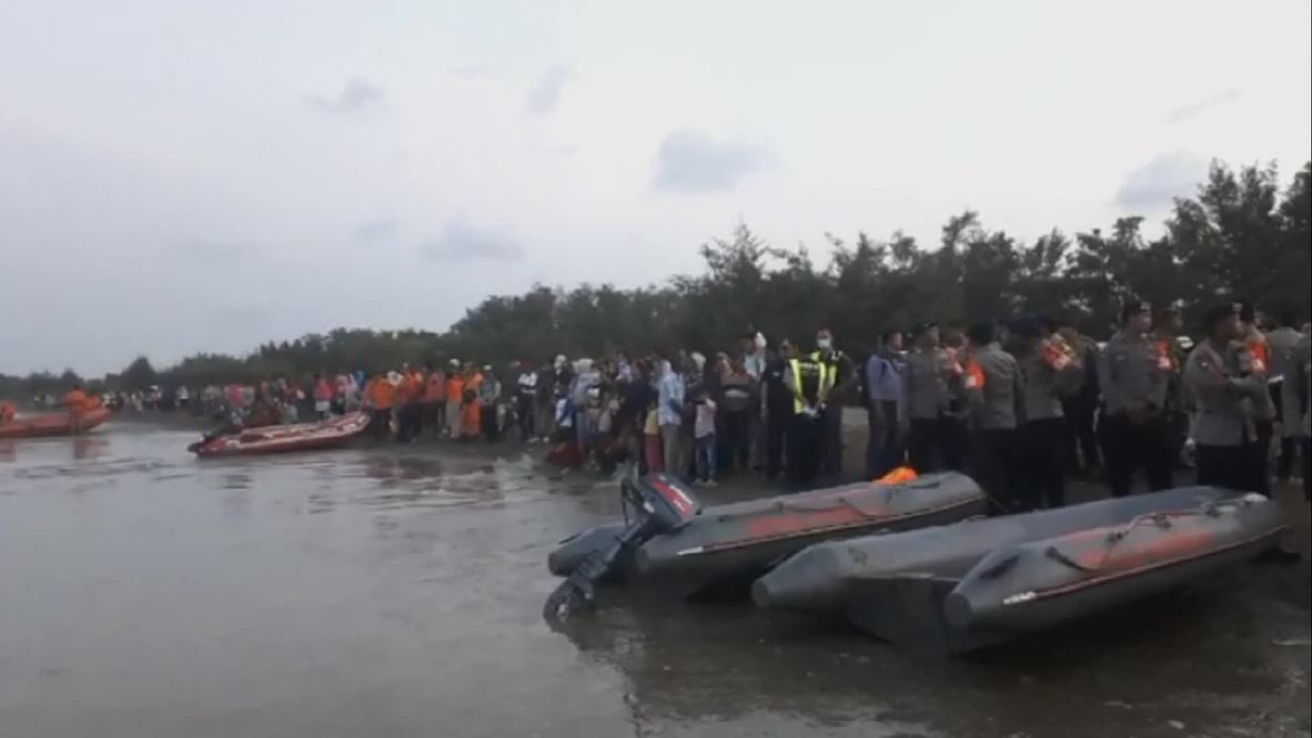 Indonesia: Emergency personnel respond to Lion Air JT-610 crash