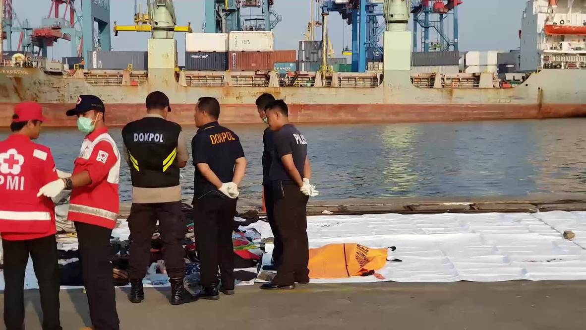 Indonesia: Recuperan seis cuerpos tras el accidente de avión de Lion Air