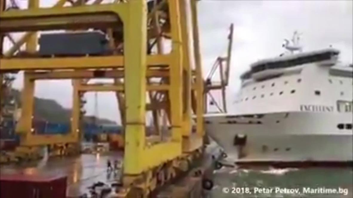 España: Incendio en el puerto de Barcelona tras choque de ferry con una grúa