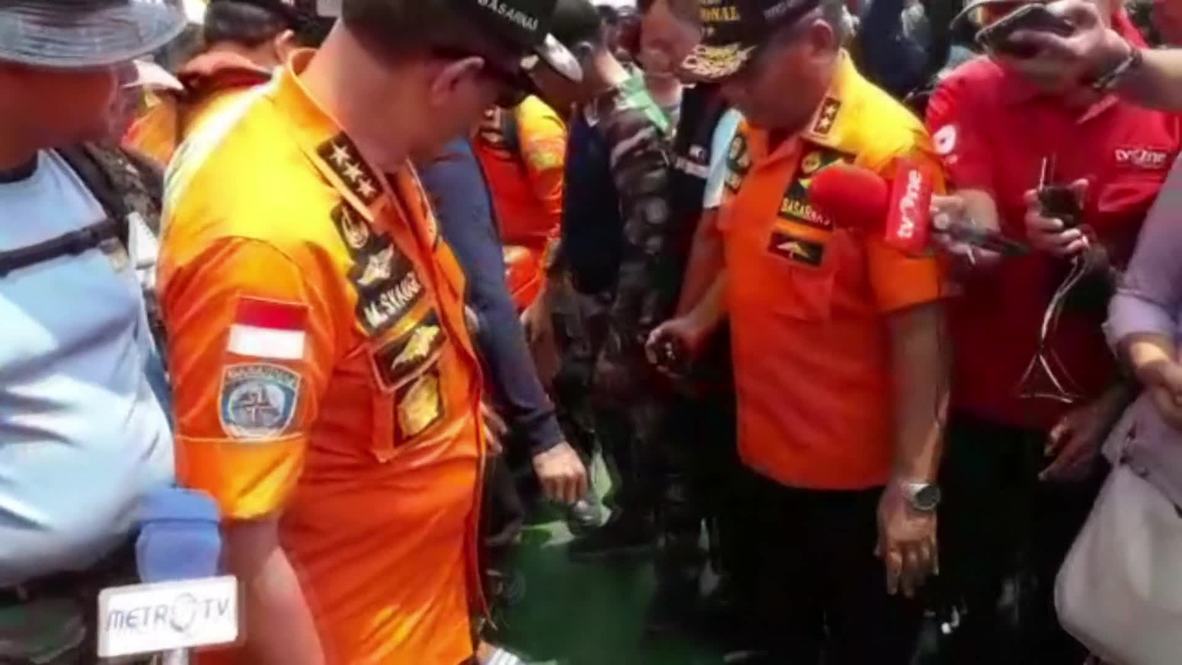 Indonesia: Recuperan una de las cajas negras del avión estrellado en el mar