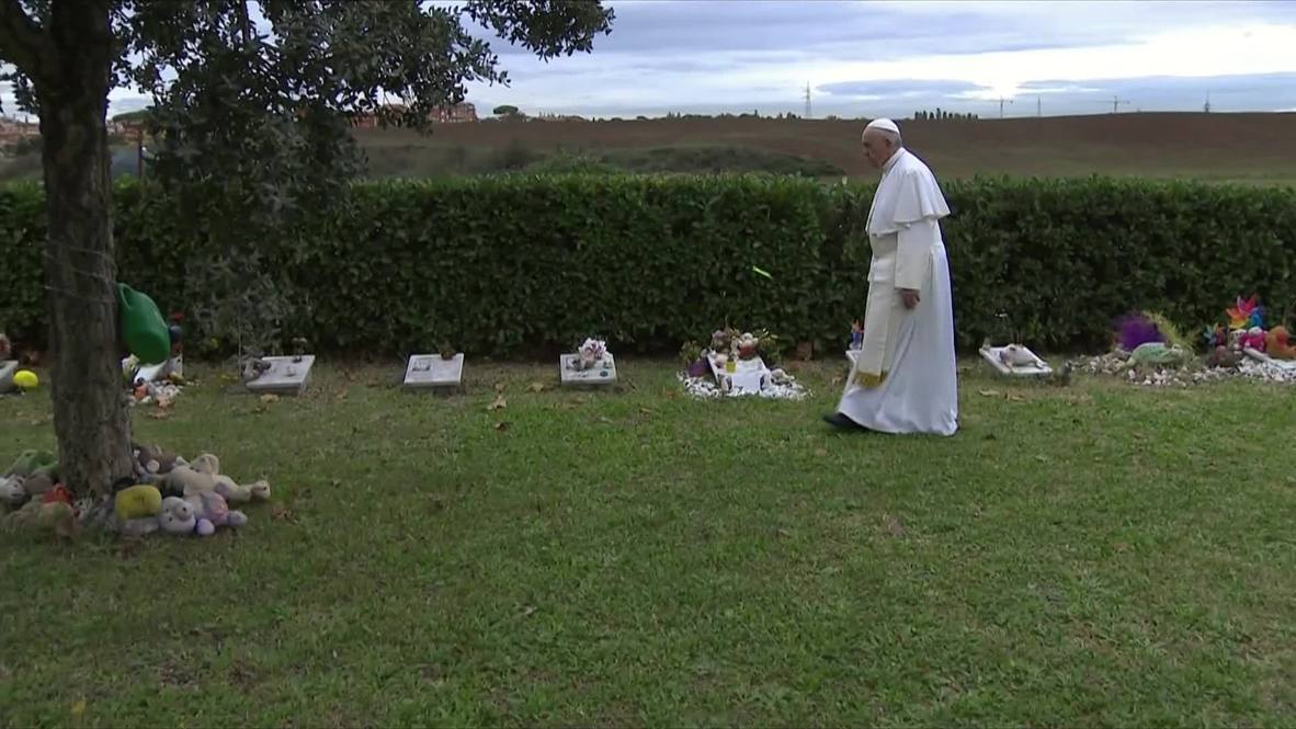 Italia: El papa Francisco visita el cementerio para niños no nacidos en Roma