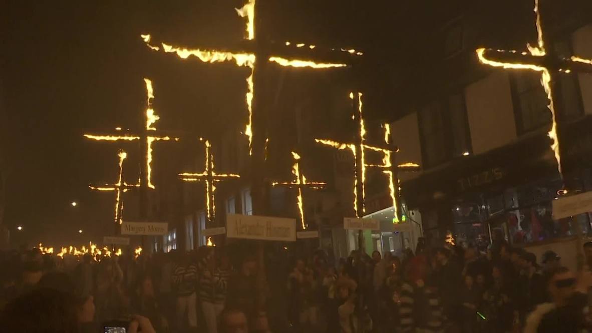 UK: Lewes bonfire night effigies target Brexit leaders