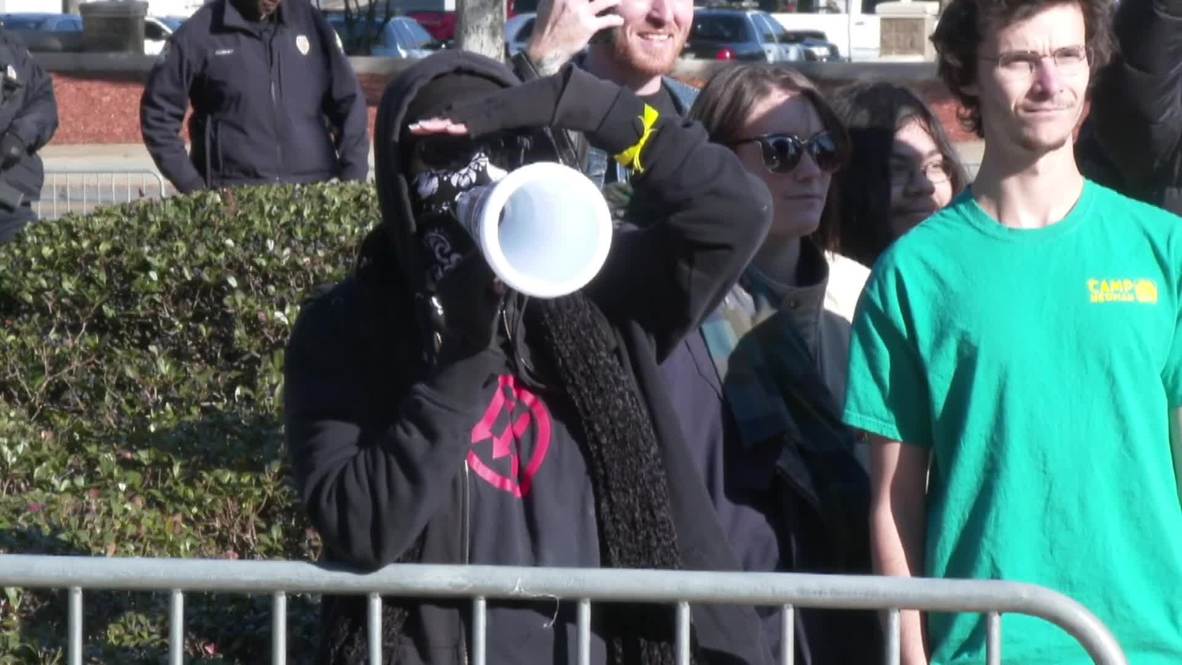 USA: Ultra-nationalist rally confronted by counter-protesters in Little Rock