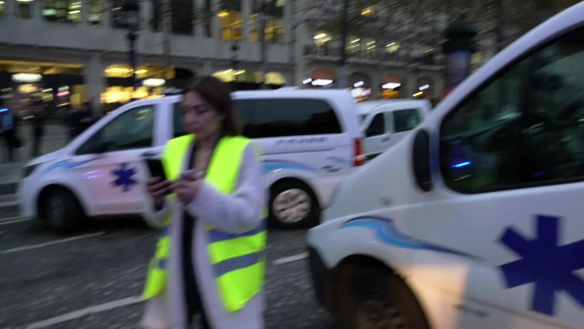 Francia: Las ambulancias bloquean la avenida de los Campos Elíseos por la subida del precio de los combustibles