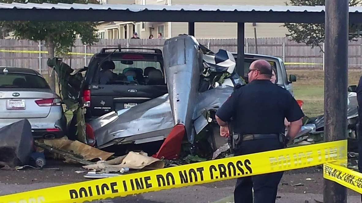 EE.UU.: Dos personas mueren tras el accidente de un avión de la Segunda Guerra Mundial en Texas *FOTOGRAFÍAS*