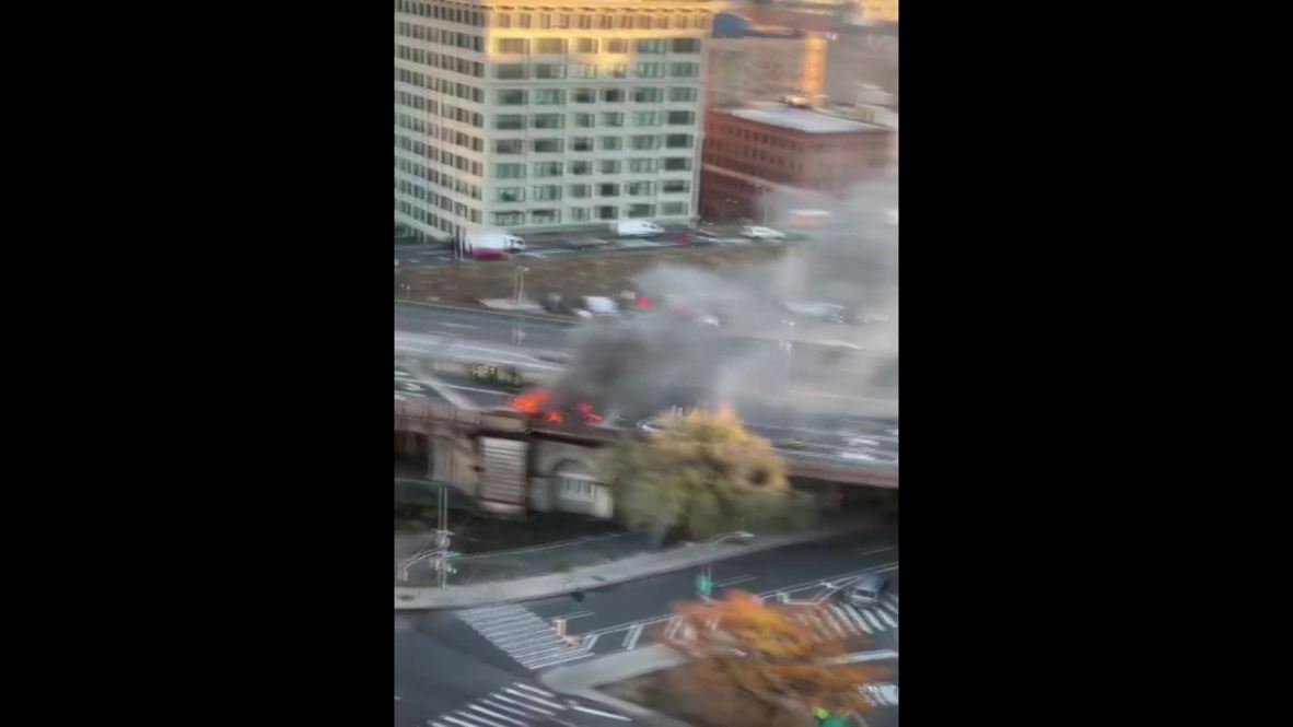 USA: Multiple car collision on Brooklyn Bridge leaves one dead, five injured