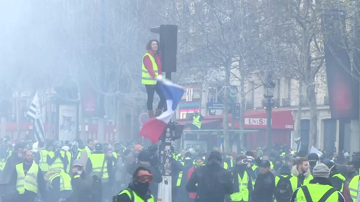 Francia: Los "chalecos amarillos" se enfrentan con la policía en las calles de París
