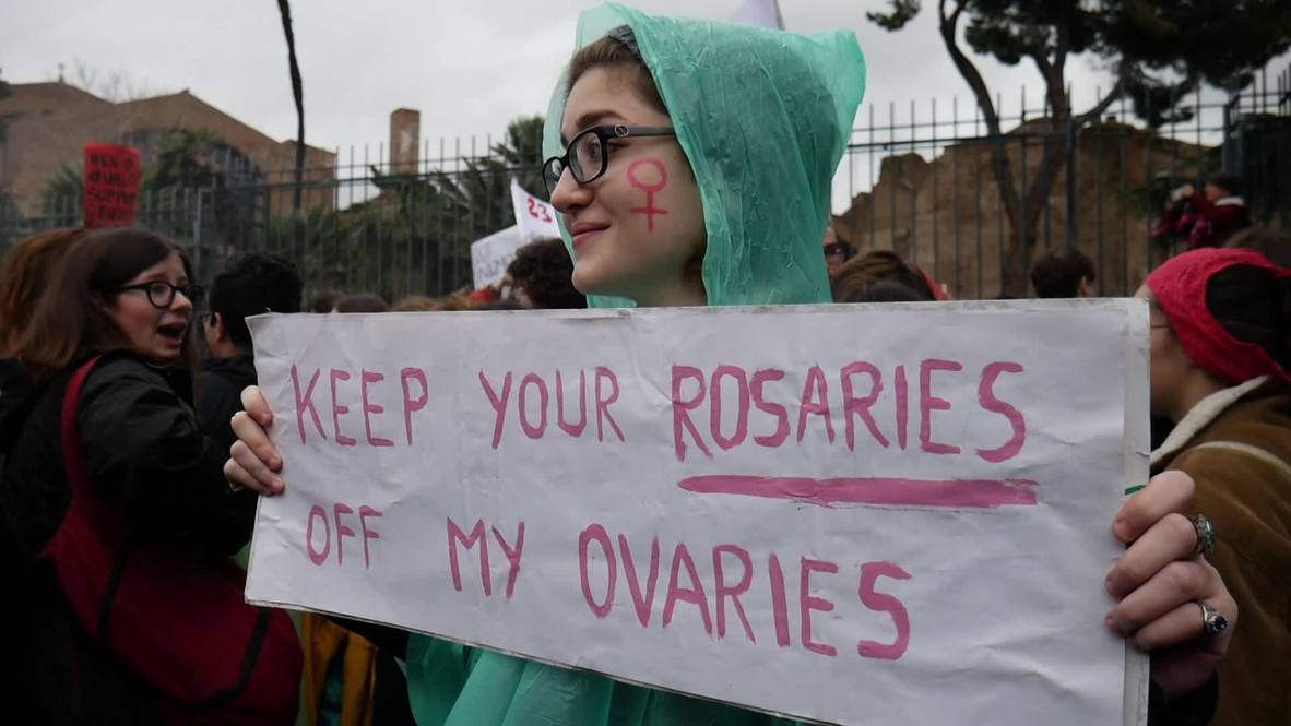 Italy: Thousands of women take to the streets of Rome to stand against femicide