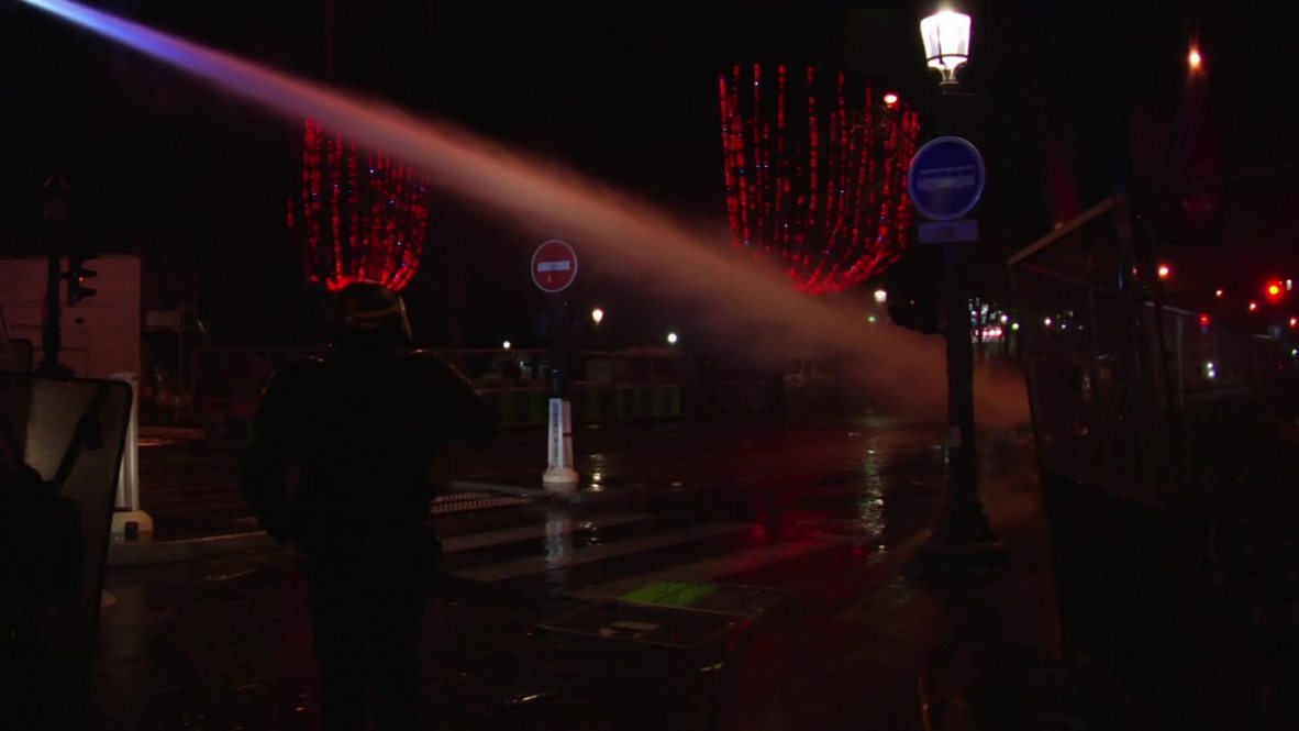 Francia: La policía utiliza cañones de agua contra los "chalecos amarillos" en París