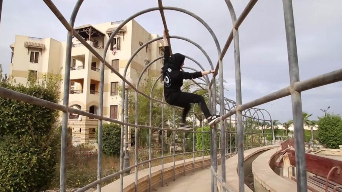Las imágenes del domingo muestran un grupo de chicas egipcias con hiyab practicando parkour en las calles de El Cairo.