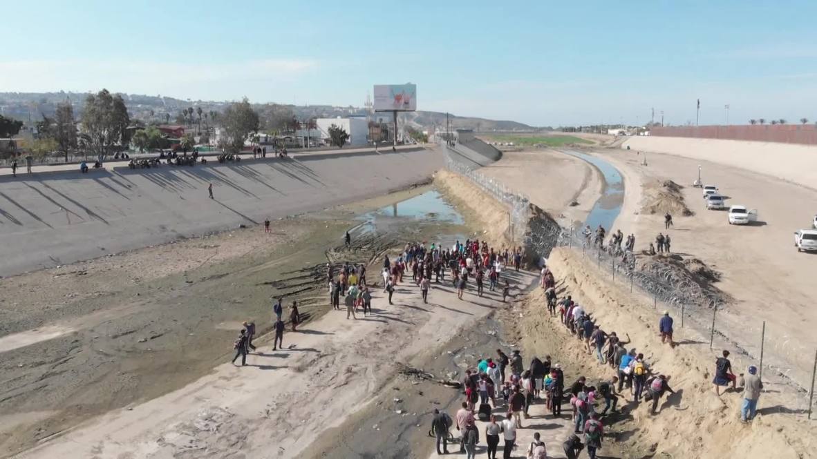 Mexico: US police fire teargas as migrants try to breach border fence