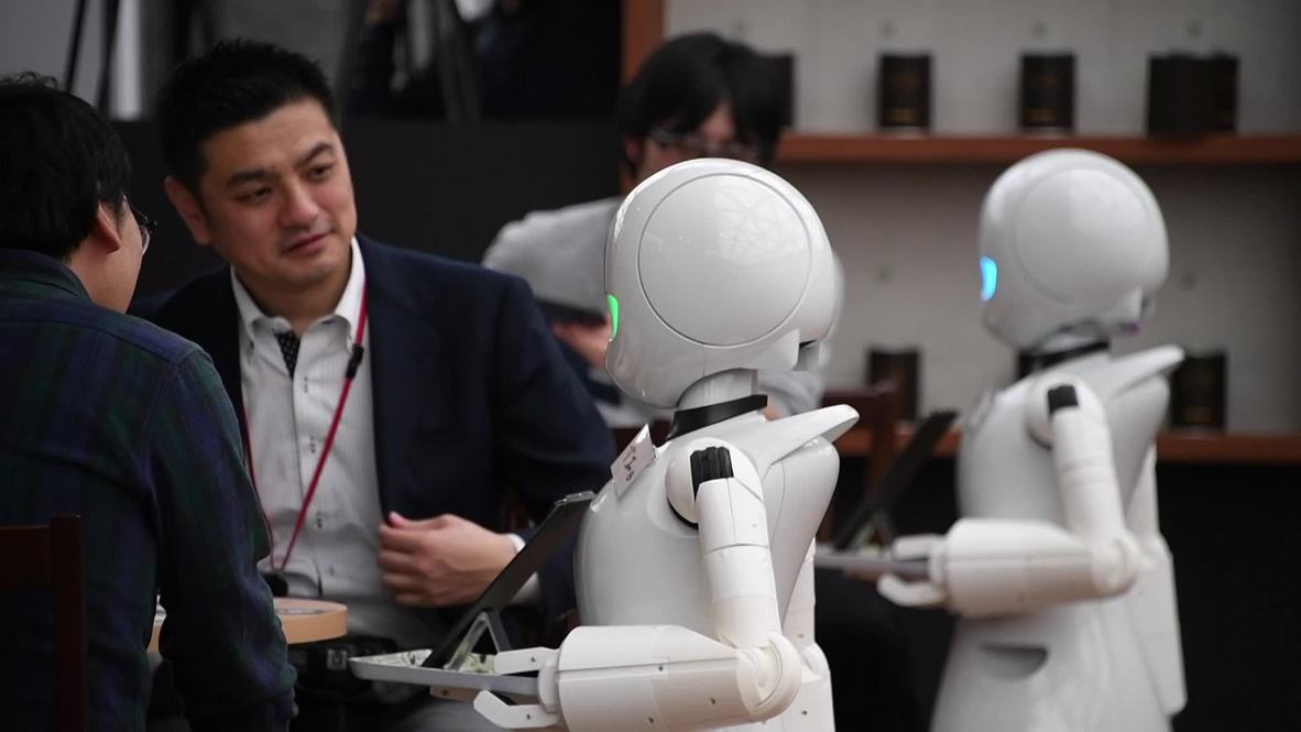 Estos camareros robóticos controlados a distancia por personas con discapacidad están abriendo un universo de oportunidades en esta nueva cafetería en Tokio.