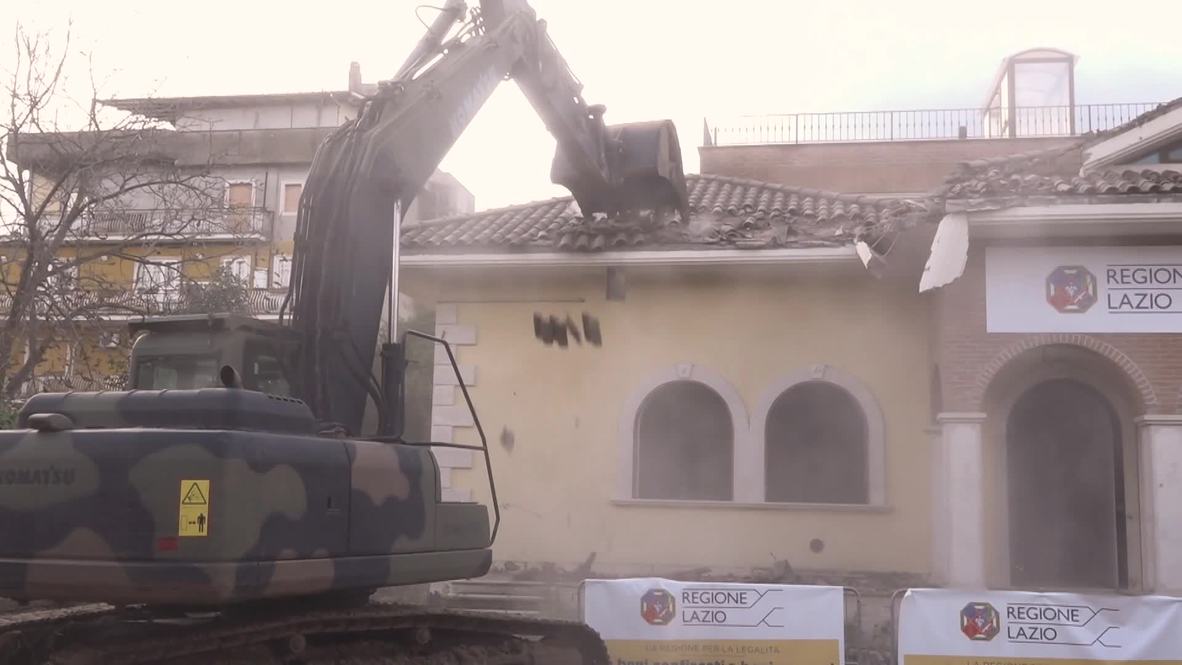 Italy: Salvini dons hard hat to demolish mafia home