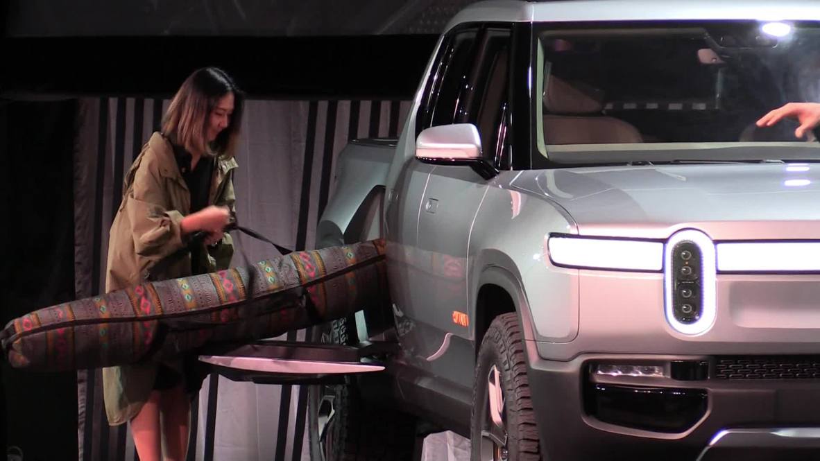 USA: All-electric pickup truck and SUV unveiled at Los Angeles Auto Show