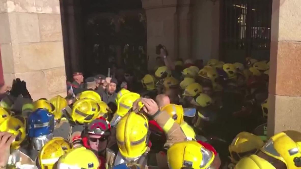 Spain: Firefighters stage anti-austerity demo outside Catalan parliament