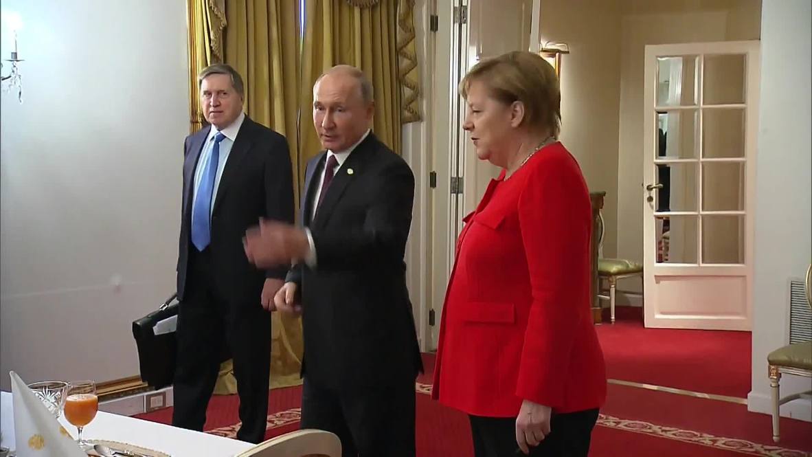 G20 is the WURST! Putin and Merkel enjoy sausages and caviar at working breakfast
