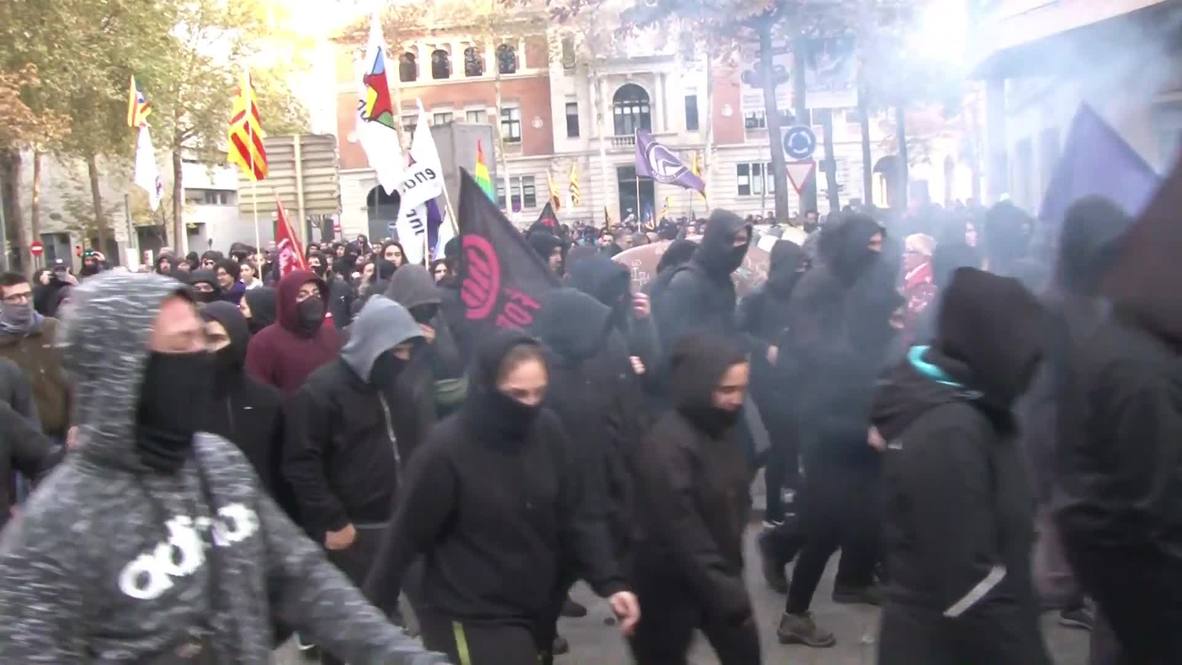 Spain: Anti-fascist protesters clash with police in Girona