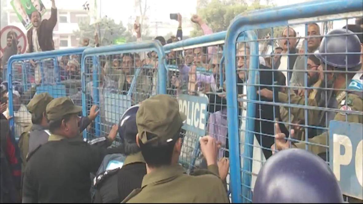Pakistan: Dozens hurt as opposition rally ends in violence in Lahore
