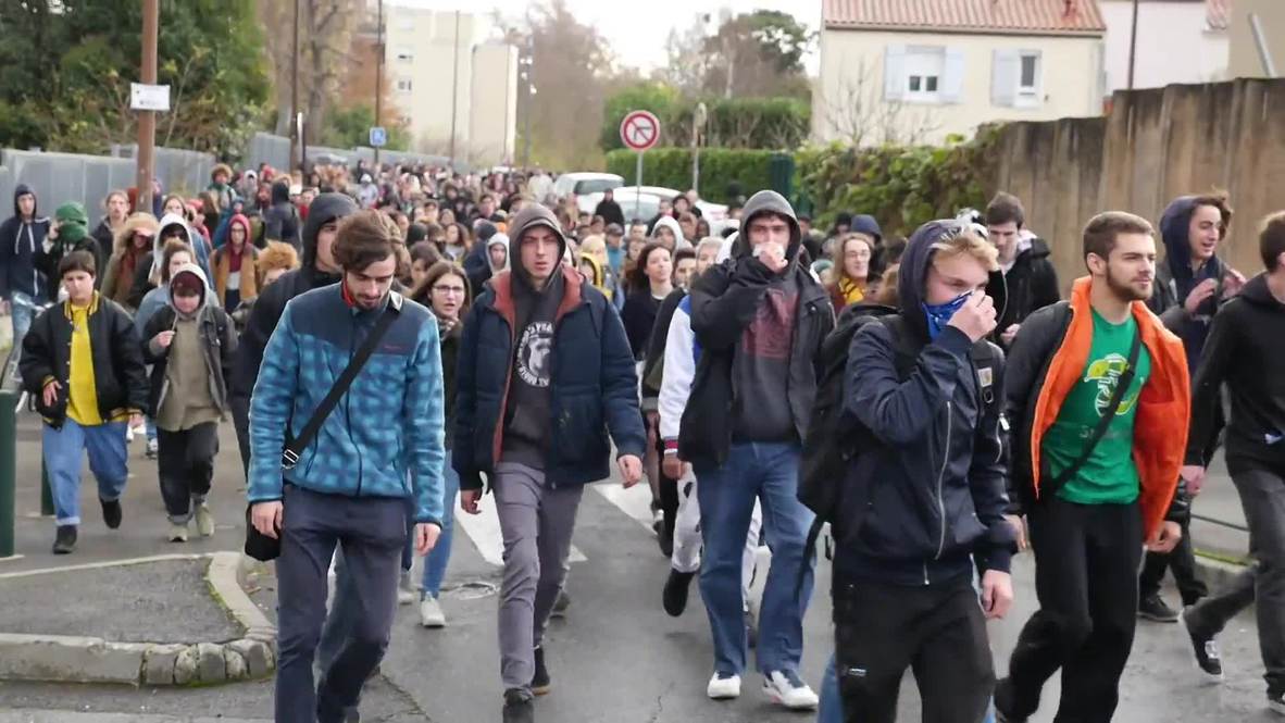 France: Anti-govt protesters clash with police in Toulouse
