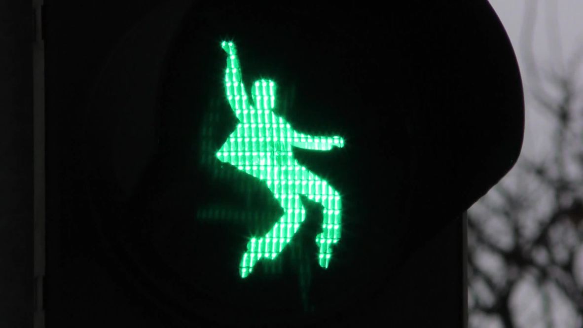 ¡Stop 'n' rock! - Elvis Presley ayuda a los peatones a cruzar la calle en Friedberg