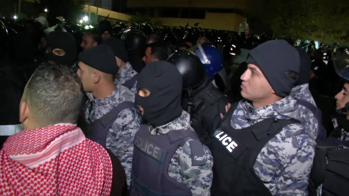 Jordan: Protesters scuffle with police at rally against austerity