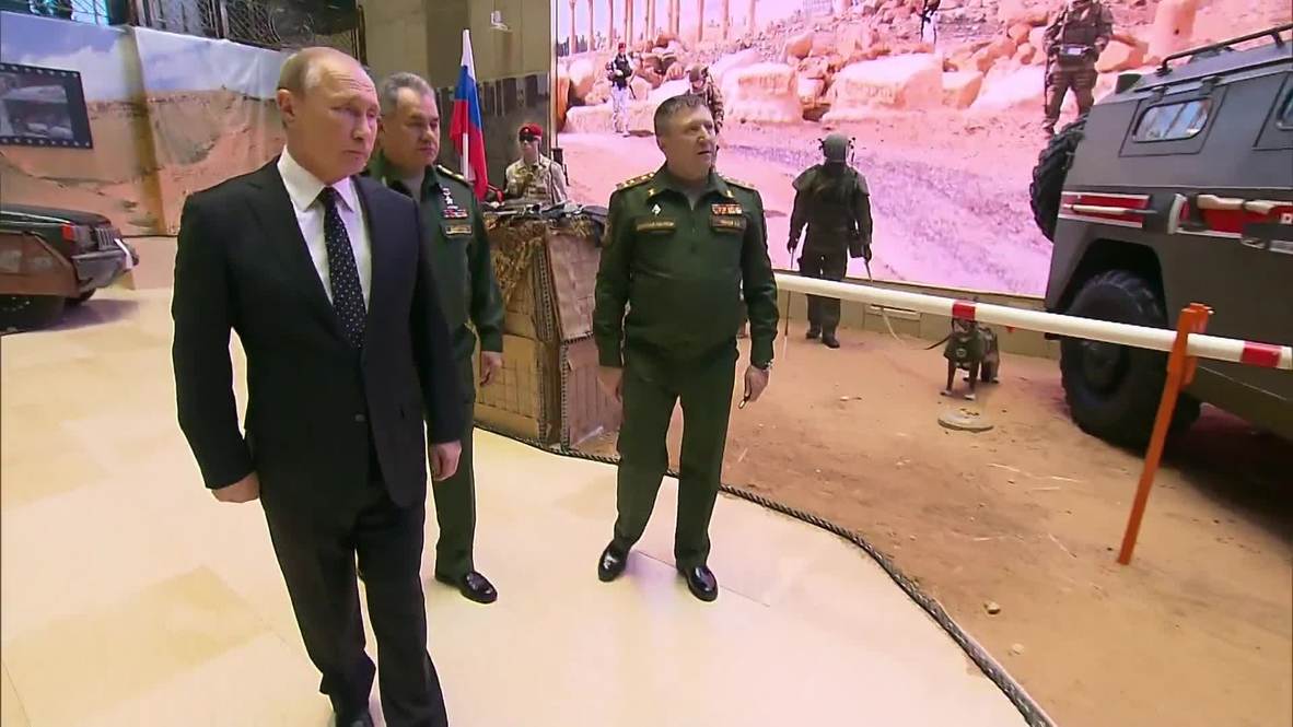 Rusia: Putin visita una exhibición de armas incautadas a combatientes sirios