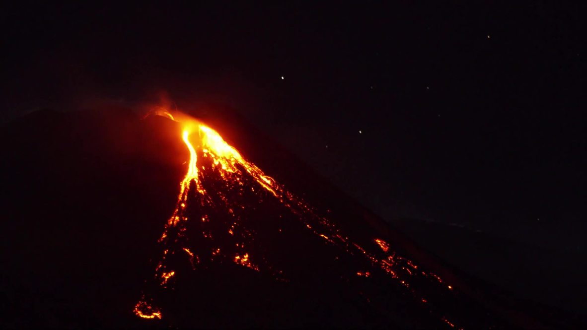 Italy: Mount Etna eruption spews lava and gas into night sky *TIMELAPSE*