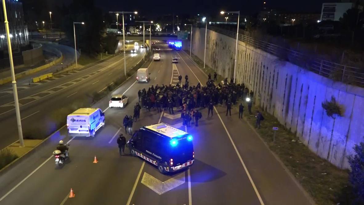 España: Cortes de carreteras en Barcelona en protesta por la celebración del Consejo de Ministros