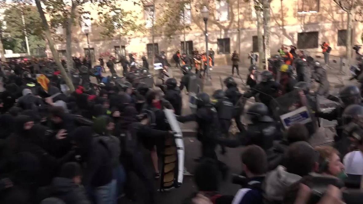 Spain: Police clash with demonstrators at cabinet meeting protests