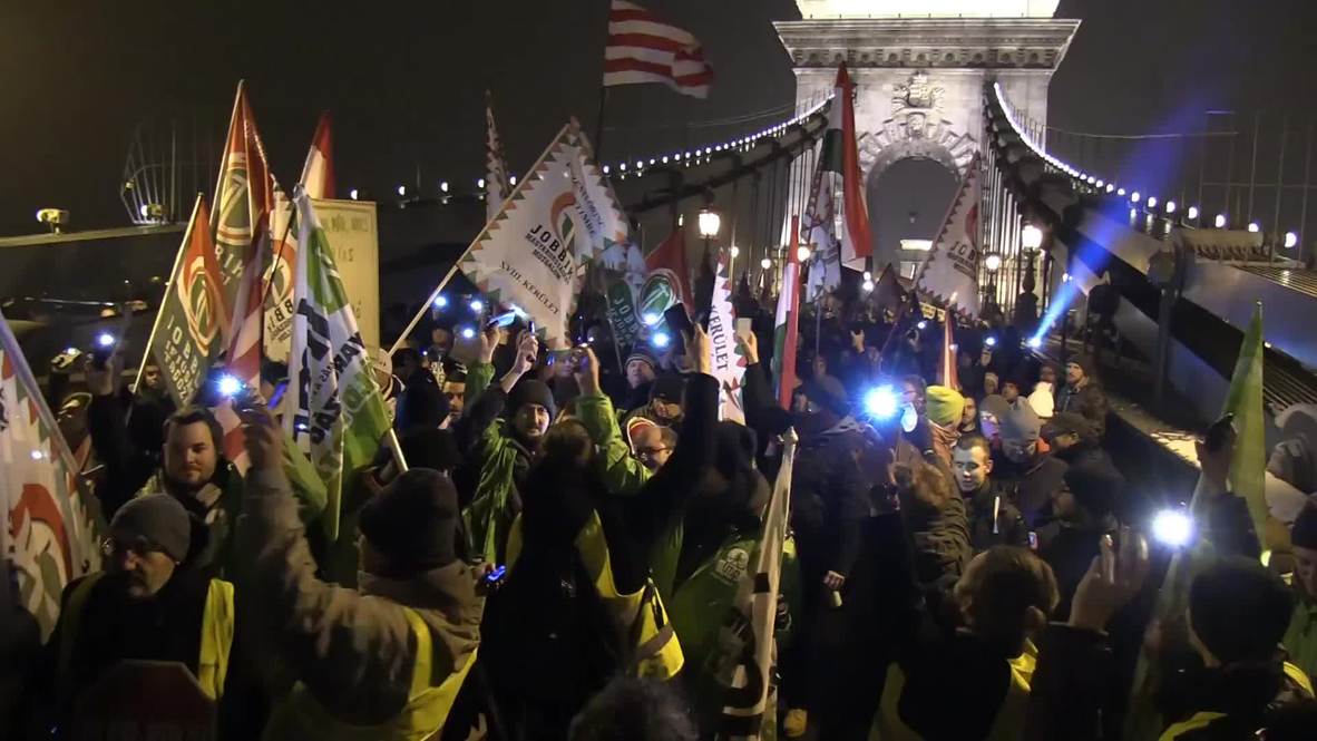 Hungary: Thousands protest 'slave law' in Budapest