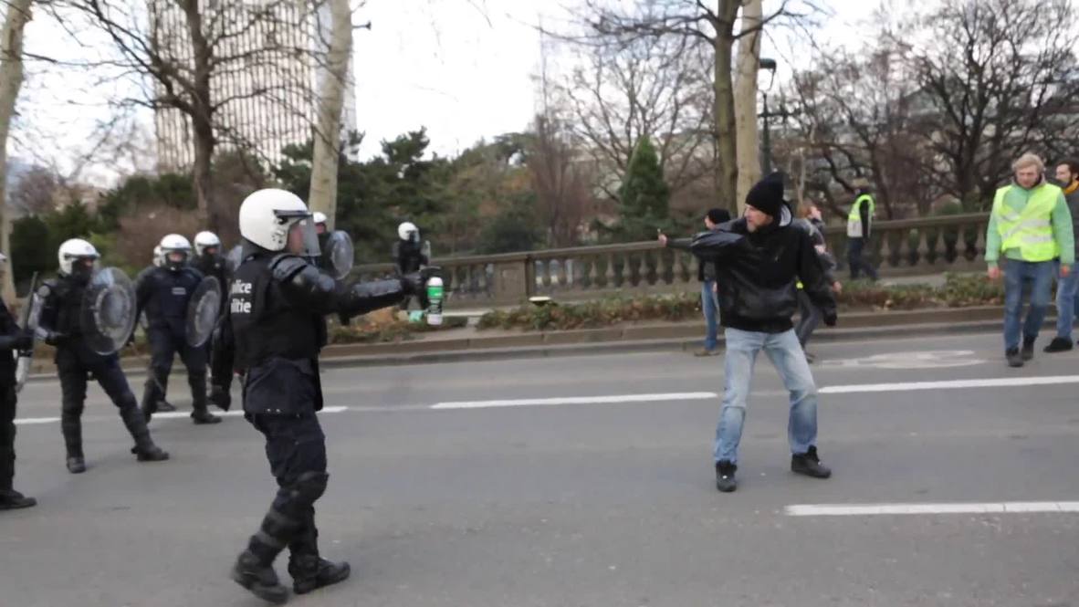 Bélgica: Activistas de los 'chalecos amarillos' se enfrentan a la policía en Bruselas