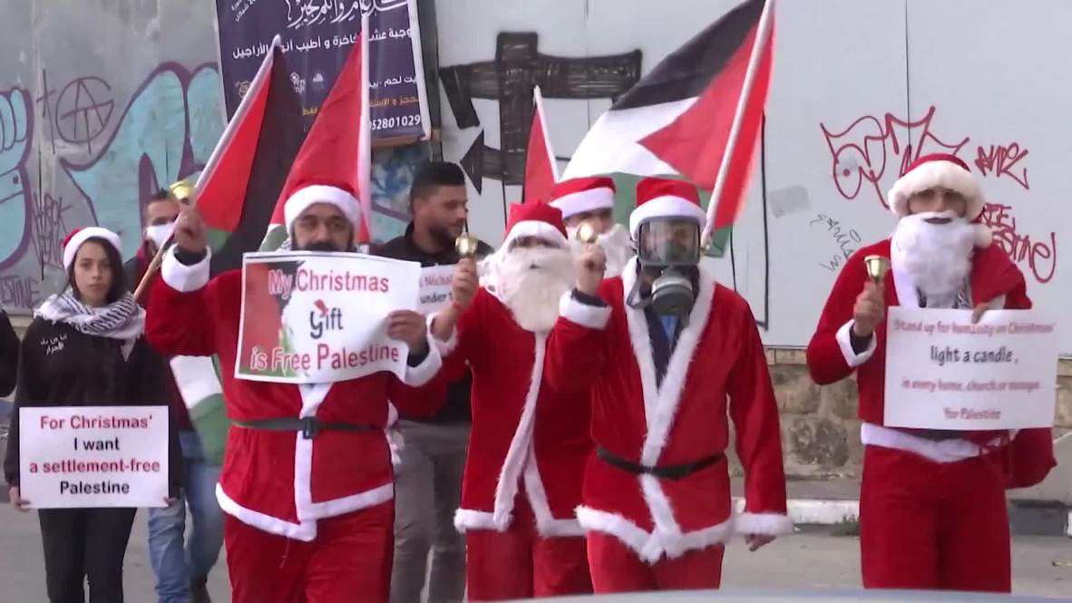 Palestina: Palestinos disfrazados de Papá Noel protestaron contra el muro de separación en Belén