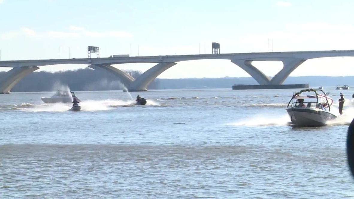 Watch Santa and the Grinch jet-ski into Alexandria on Christmas!