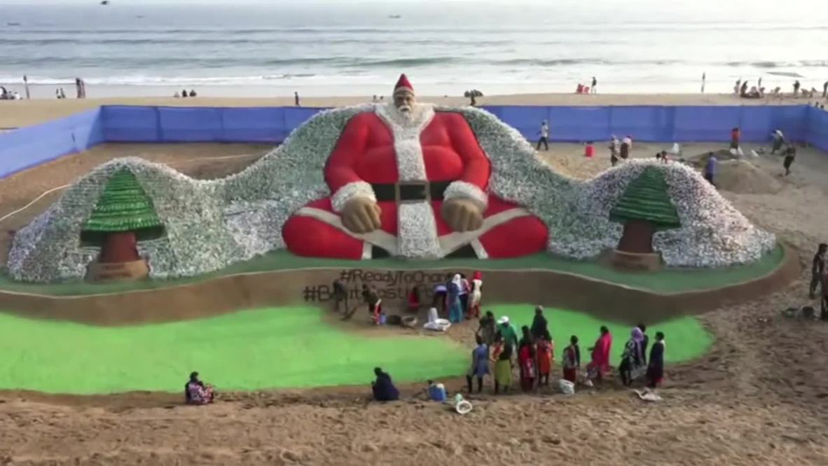 Artista indio construye un Santa Claus con 800 toneladas de arena y 10.000 botellas de plástico