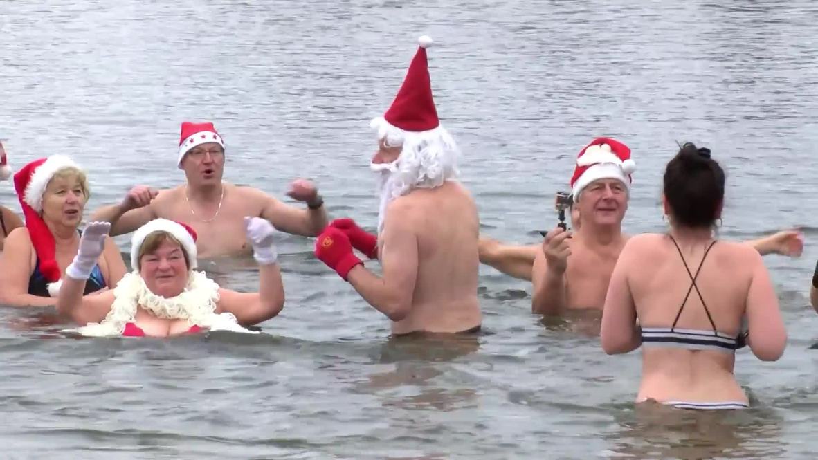 Nadadores vestidos de Papá Noel se dan un chapuzón en Berlín