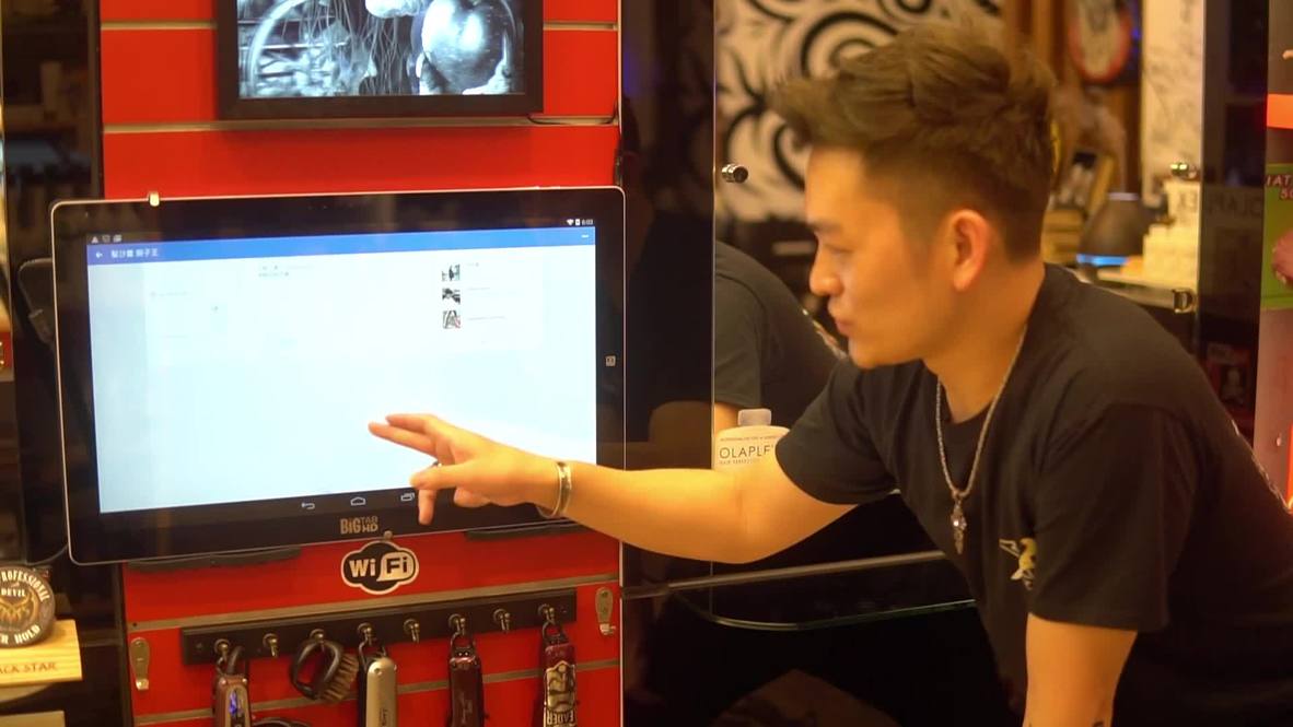 Un estilista taiwanés crea obras de arte con el pelo que le corta a sus clientes
