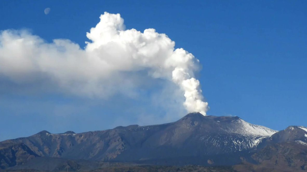 Italia: El monte Etna arroja ceniza tras terremoto *TIMELAPSE*