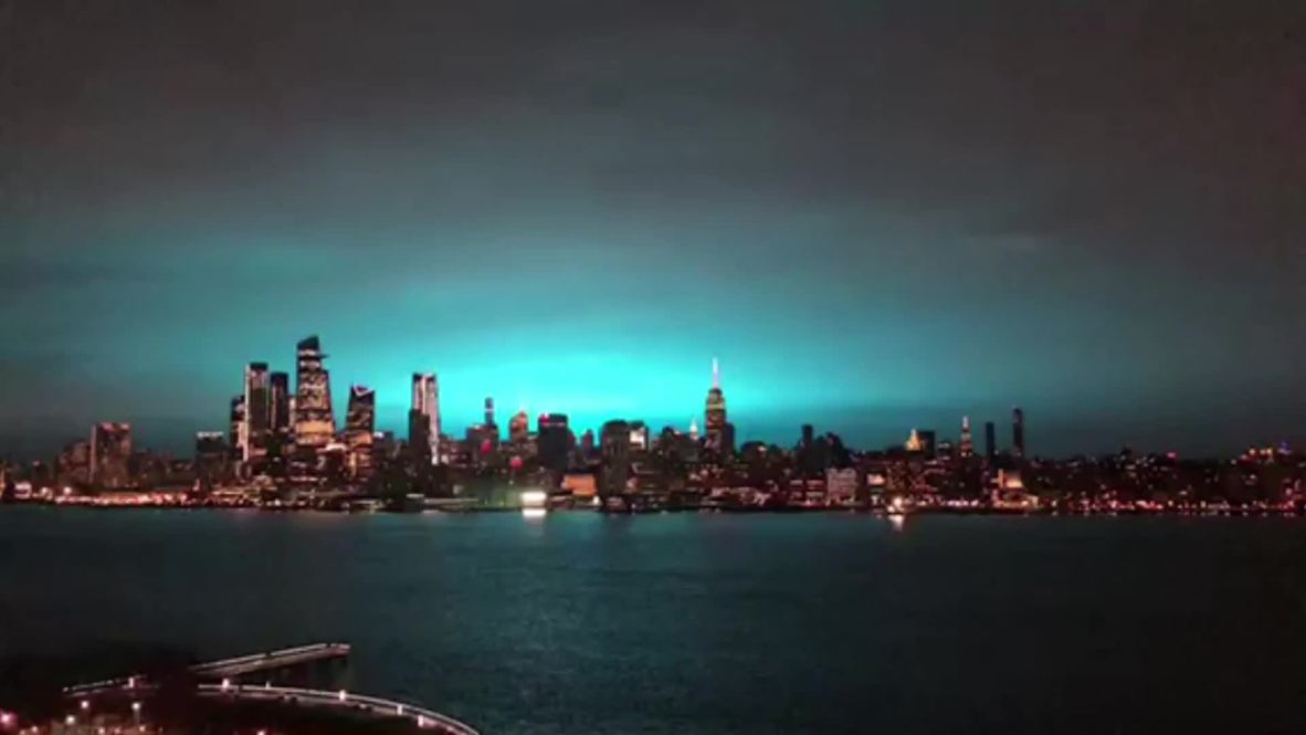EE.UU.: Una explosión en una planta eléctrica de Queens ilumina el cielo de Nueva York en color azul